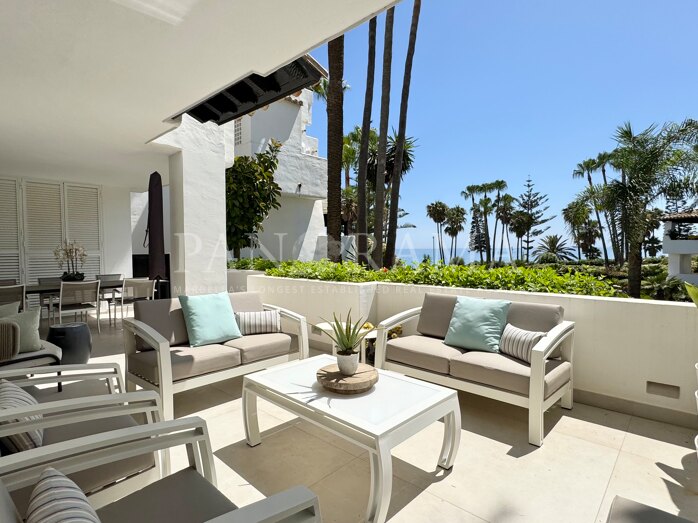 Unique ground floor apartment with sea views in the Japanese Gardens of Marina Puente Romano