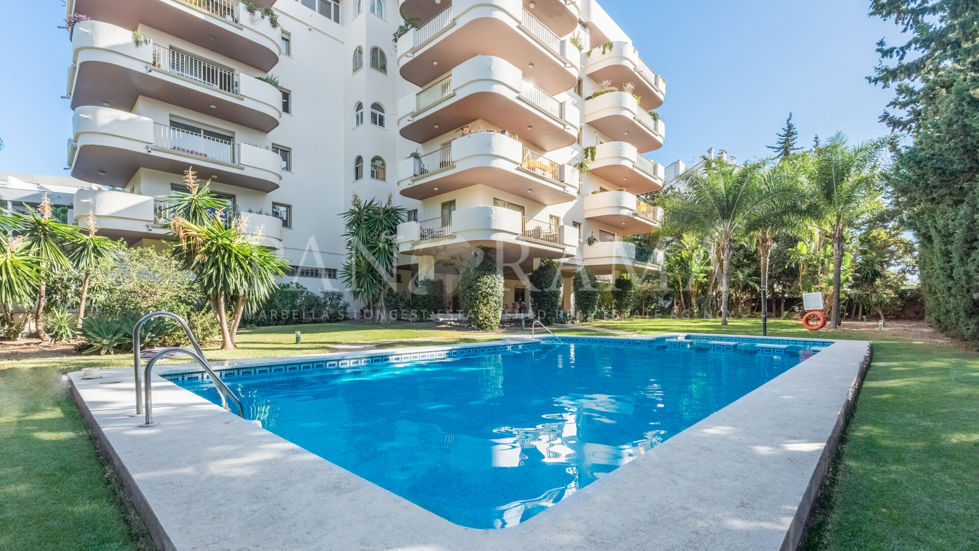 Bright apartment within walking distance to Puerto Banús
