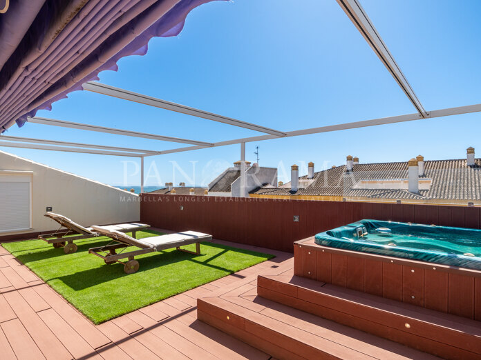 Amplio ático dúplex con vistas al mar y la montaña en la Milla de Oro