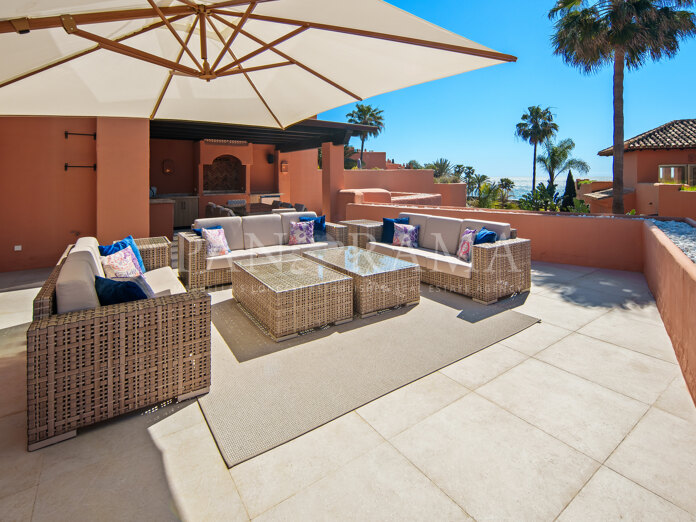 Sophisticated frontline beach penthouse in La Morera, Marbella East