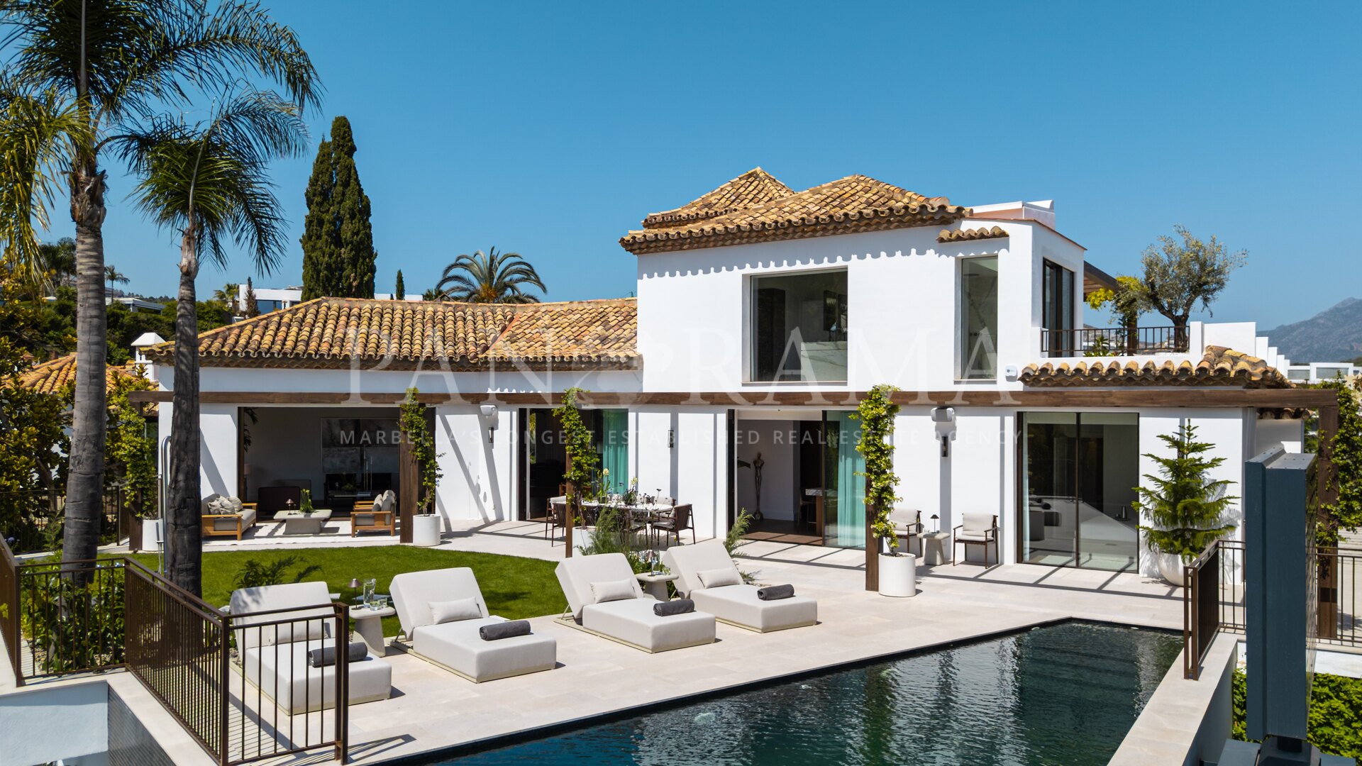 Villa Kumo and exquisite villa with sea views in El Herrojo Alto, La Quinta