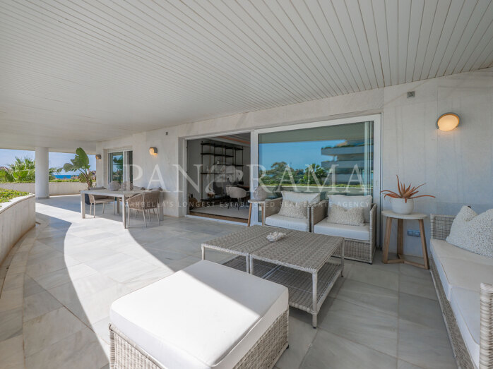 Stylish corner apartment with partial sea views in El Embrujo Banús, Puerto Banús