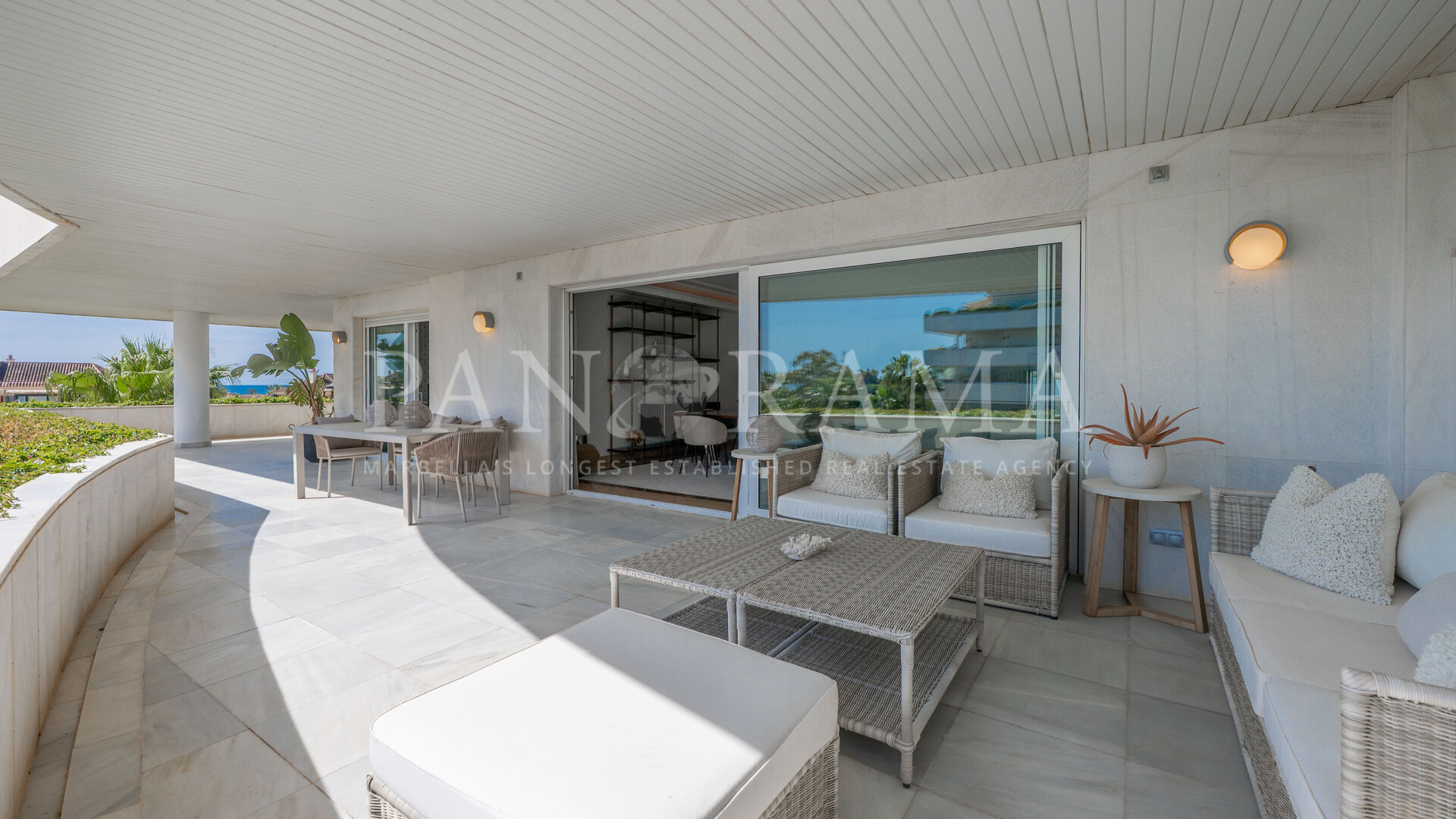 Stylish corner apartment with partial sea views in El Embrujo Banús, Puerto Banús