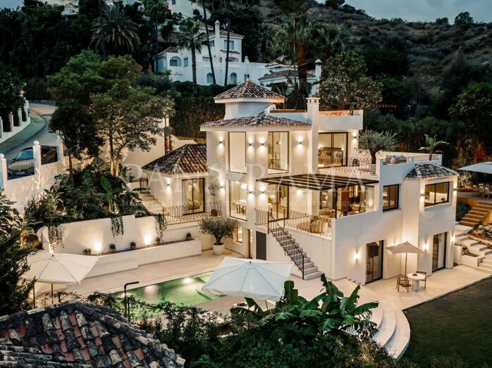 Elegante Villa in einer geschlossenen Wohnanlage in Nueva Andalucía mit Bergblick und luxuriösen Wellness-Einrichtungen