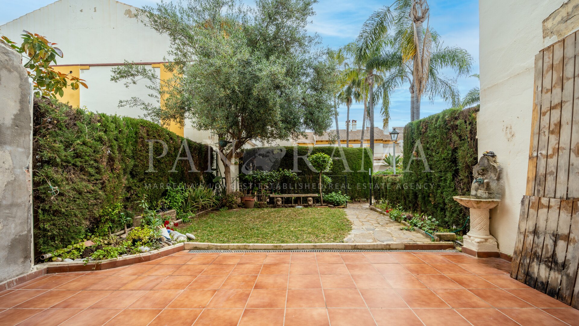 Investment opportunity in El Lago townhouse near beach and Puerto Banús