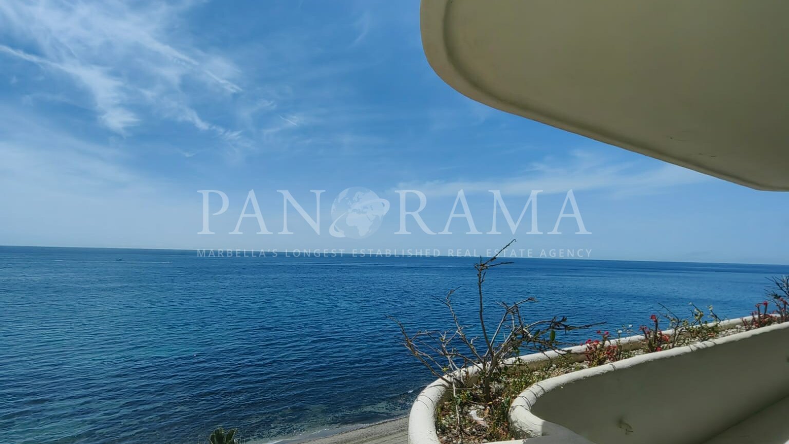 Atemberaubende Wohnung mit direktem Meerblick in dem ikonischen Gebäude Marbell Center