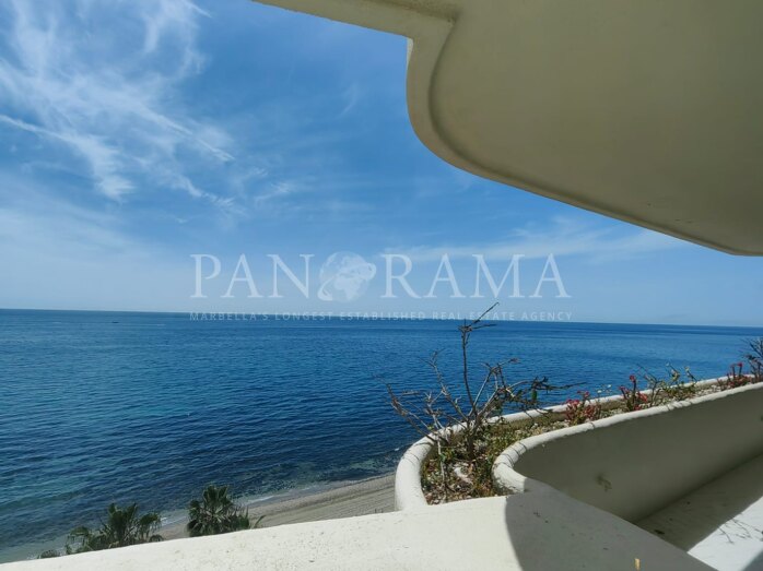 Atemberaubende Wohnung mit direktem Meerblick in dem ikonischen Gebäude Marbell Center