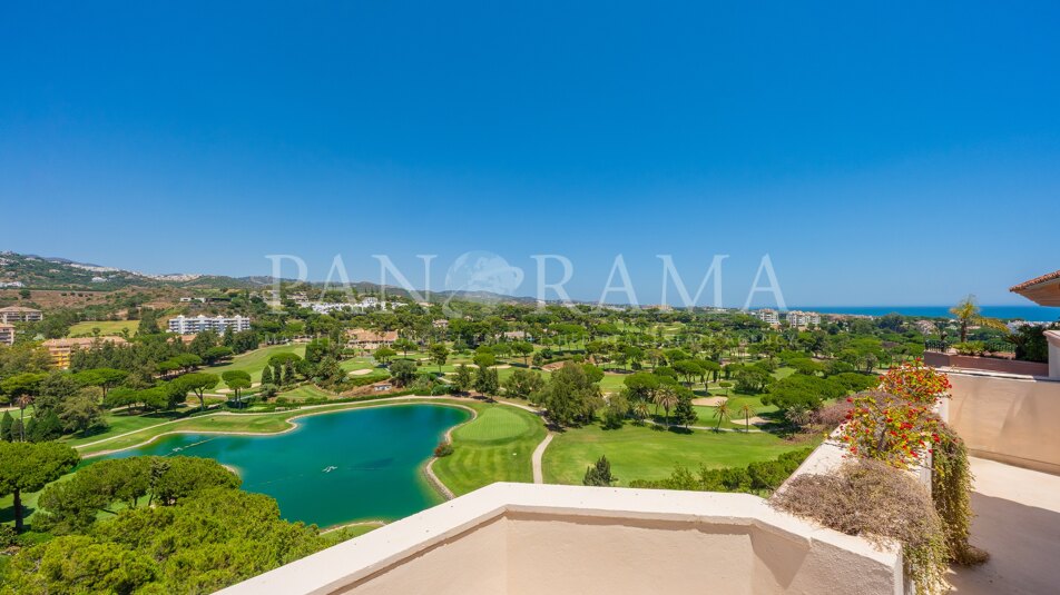 Ático dúplex en primera línea de golf en Marbella Este, con amplias vistas panorámicas