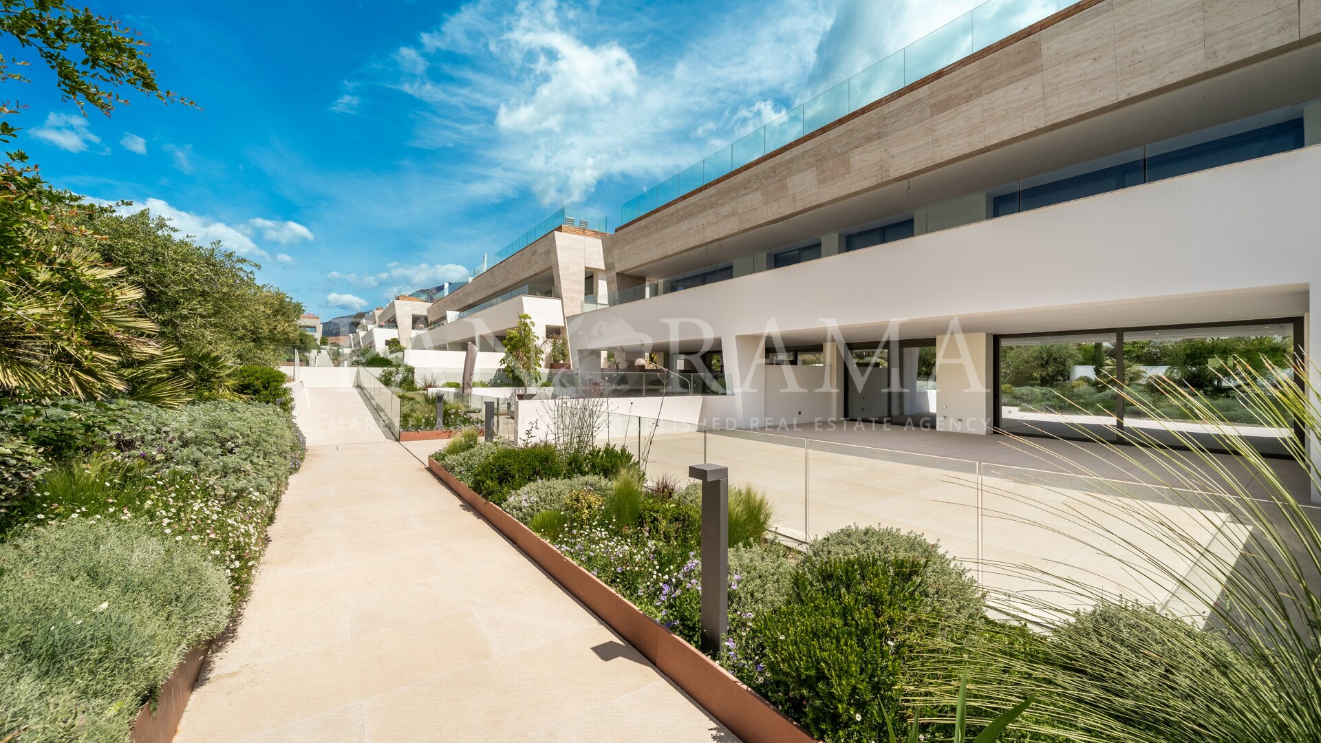 Luminoso apartamento dúplex en planta baja en EPIC by Fendi - Fase III, en la Milla de Oro