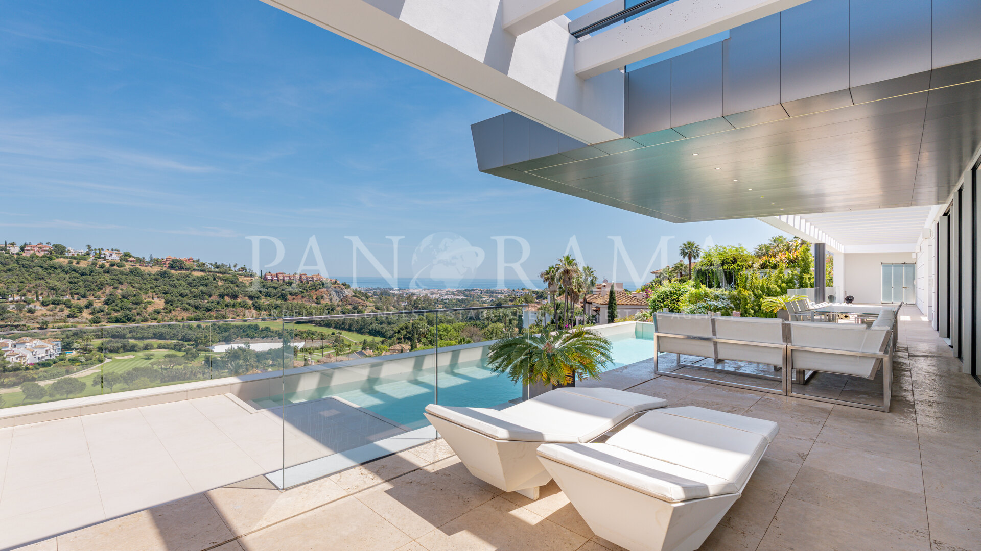 Zeitgenössische Villa mit fantastischem Ausblick in Los Arqueros