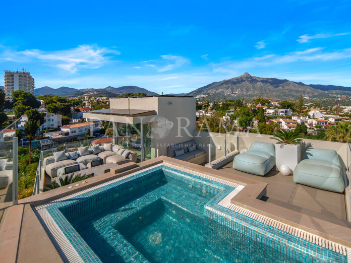 Moderne villa met dakterras-solarium met uitzicht op La Concha in Nueva Andalucía