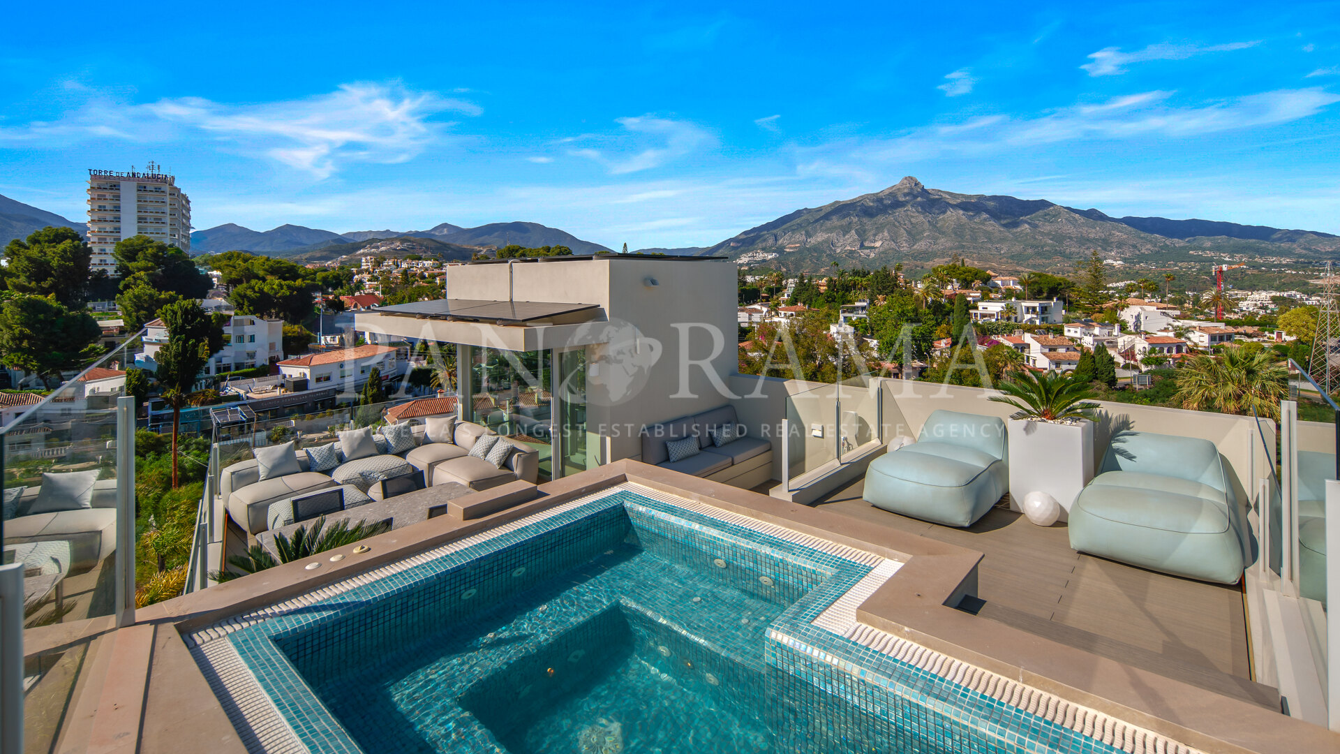 Villa moderna con solárium en la azotea con vistas a La Concha en Nueva Andalucía