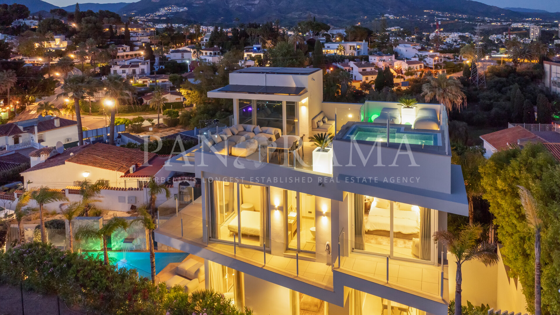 Villa moderna con solárium en la azotea con vistas a La Concha en Nueva Andalucía