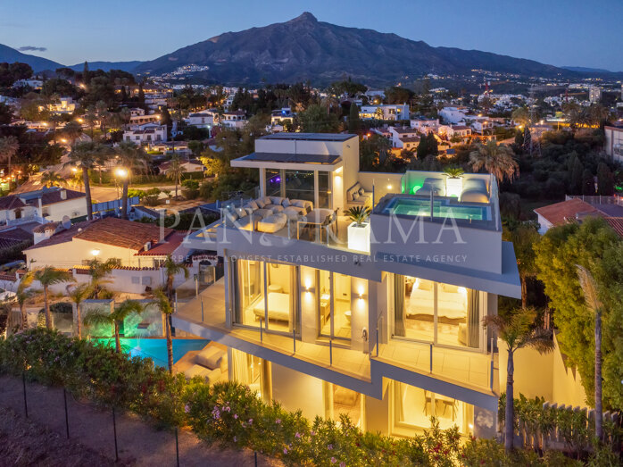 Villa moderna con solárium en la azotea con vistas a La Concha en Nueva Andalucía