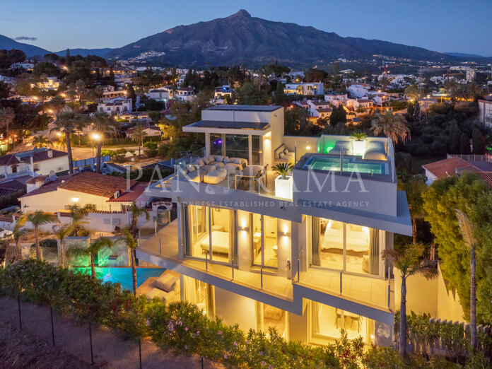 Modern villa with rooftop solarium with views to La Concha in Nueva Andalucía