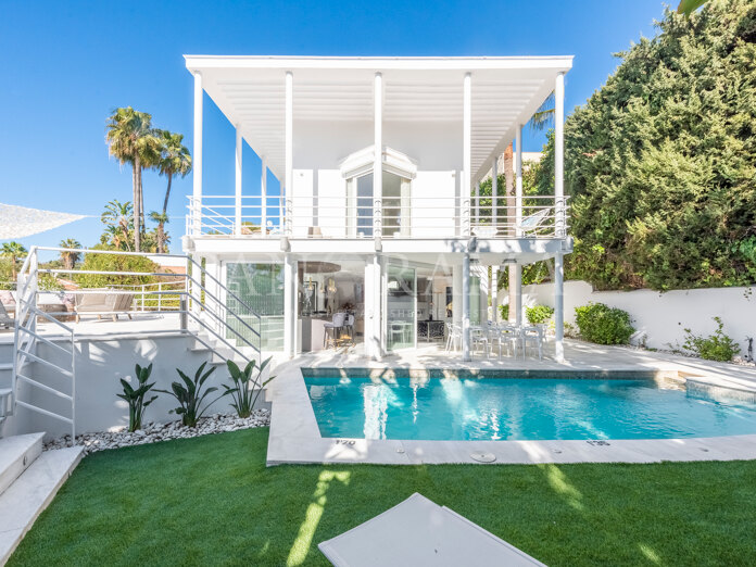 Impeccable villa within walking distance to the beach and amenities in Nueva Andalucía