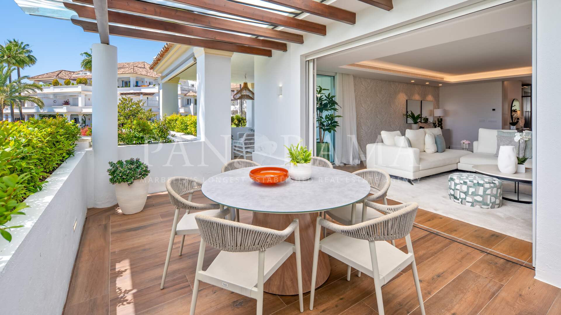 Elegant apartment with beautiful sea and mountain views in Monte Paraíso