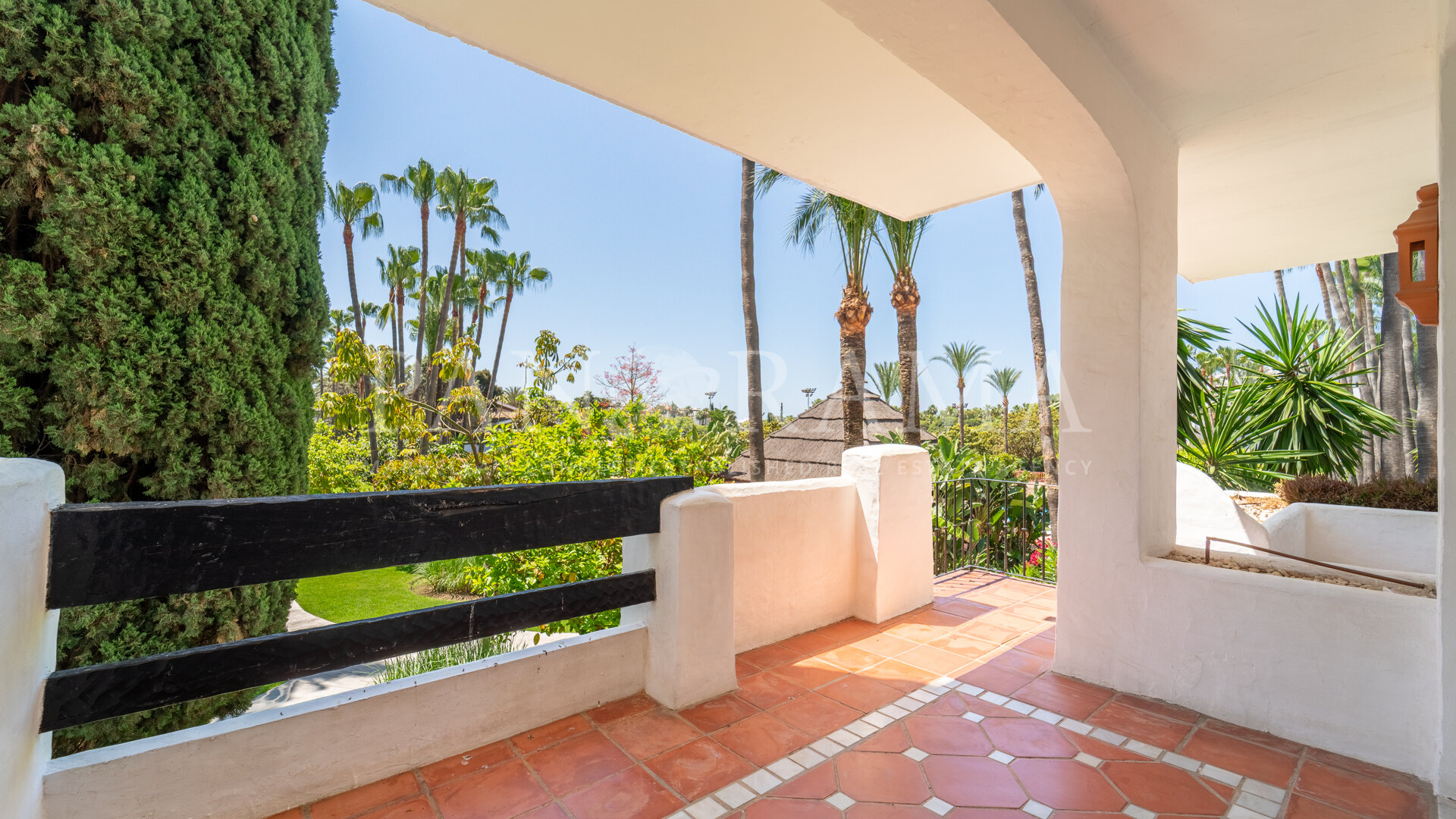 Apartment by the sea with views of the mature gardens in Marina Puente Romano