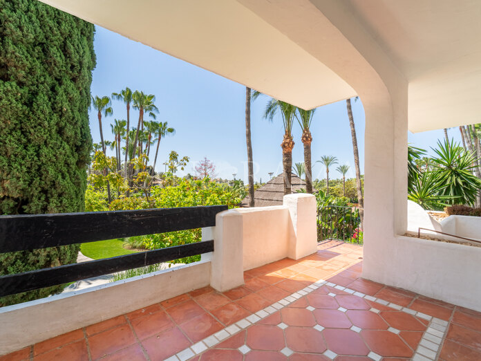 Apartment by the sea with views of the mature gardens in Marina Puente Romano