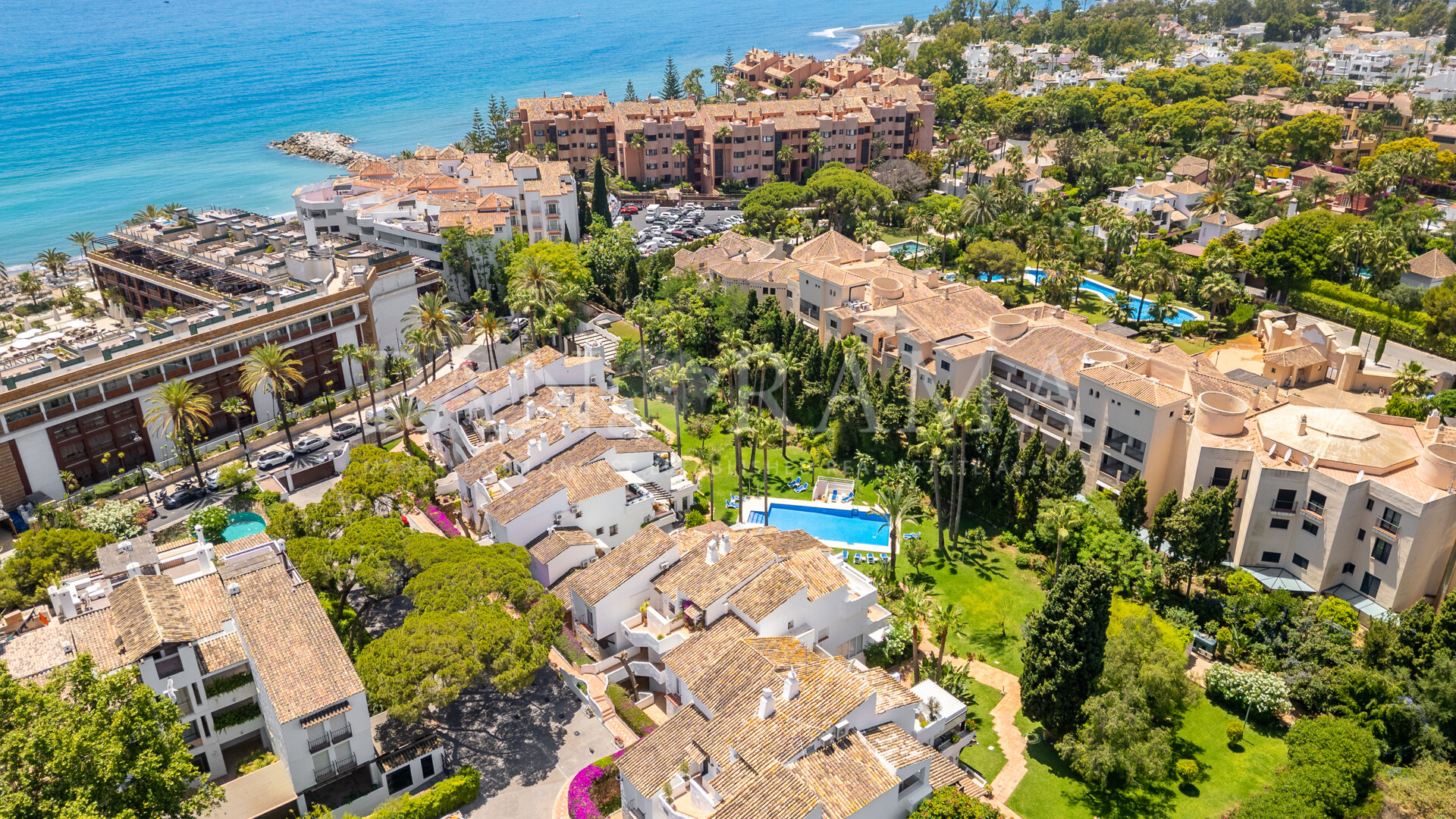 Elegantes und sehr helles Duplex-Penthouse neben den besten Stränden in Puerto Banús, Marbella