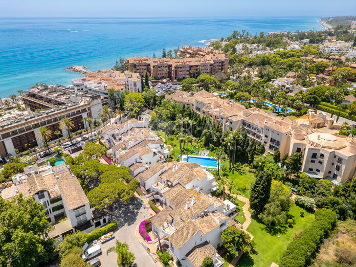 Elegant and very bright duplex penthouse next to best beaches in Puerto Banús, Marbella