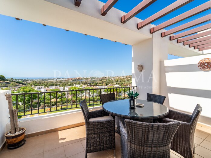 Duplex-Penthouse mit Panoramablick auf das Meer in Las Encinas, Los Arqueros Golf, Benahavís