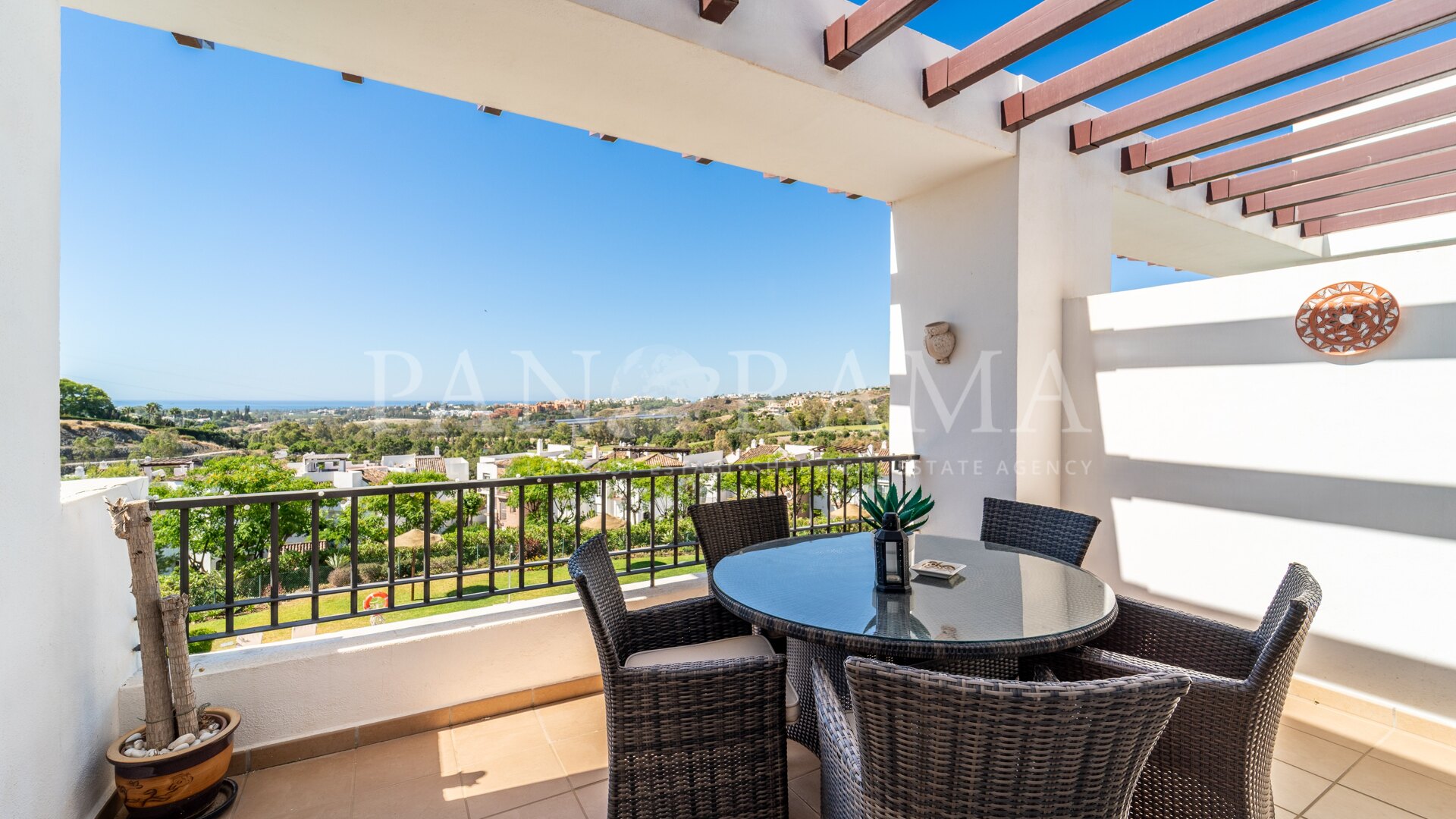 Duplex-Penthouse mit Panoramablick auf das Meer in Las Encinas, Los Arqueros Golf, Benahavís