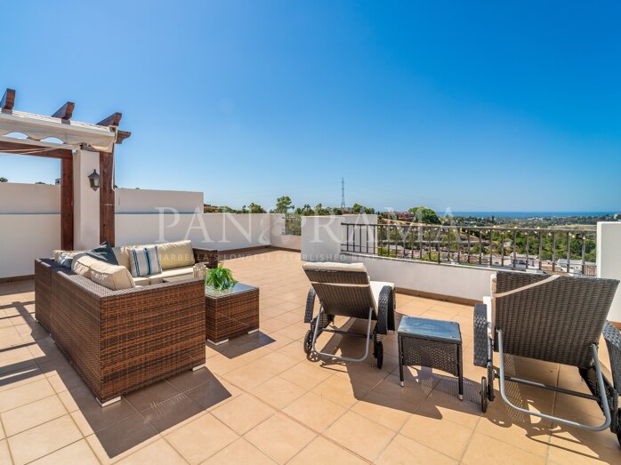 Duplex penthouse met panoramisch zeezicht in Las Encinas, Los Arqueros Golf, Benahavís