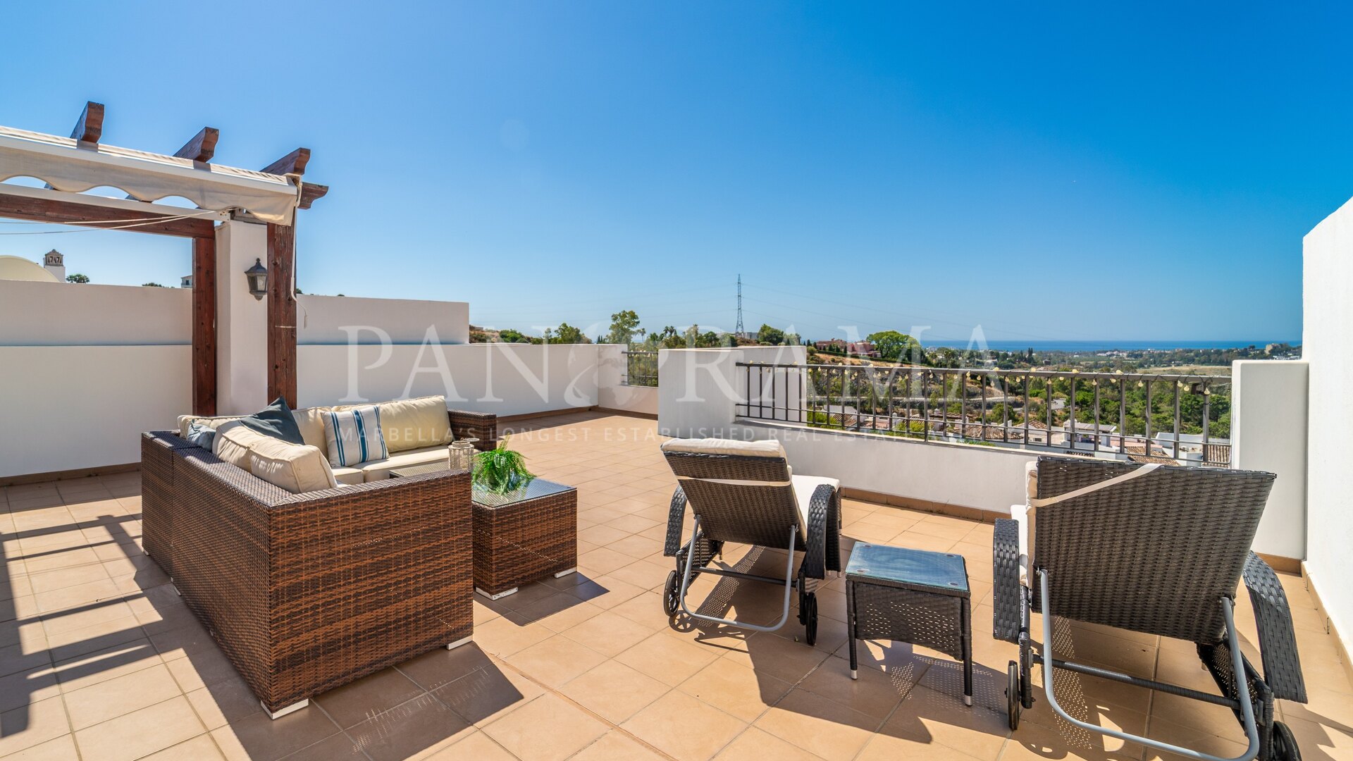 Duplex penthouse with panoramic sea views in Las Encinas, Los Arqueros Golf, Benahavís