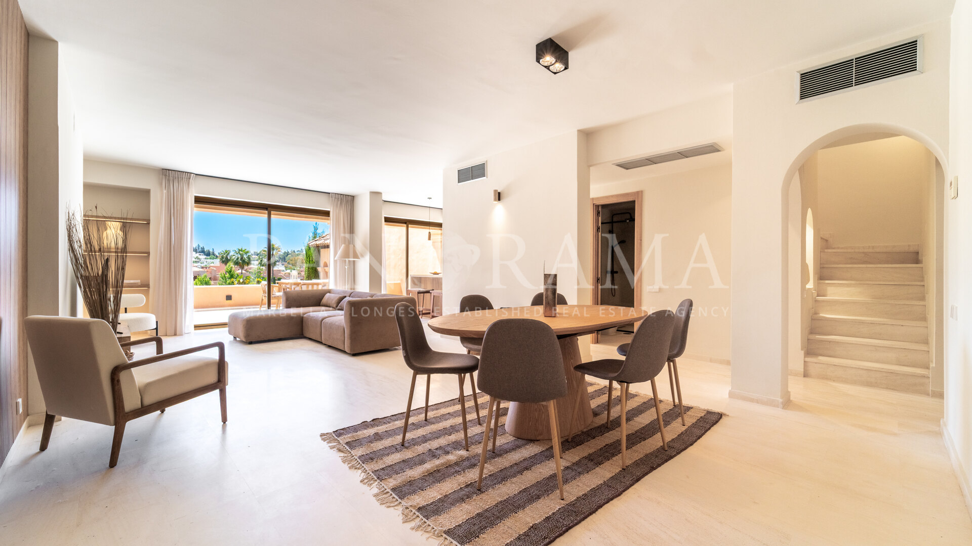 Elegante ático dúplex en venta en La Cartuja del Golf, junto a Guadalmina Baja y Puerto Banús