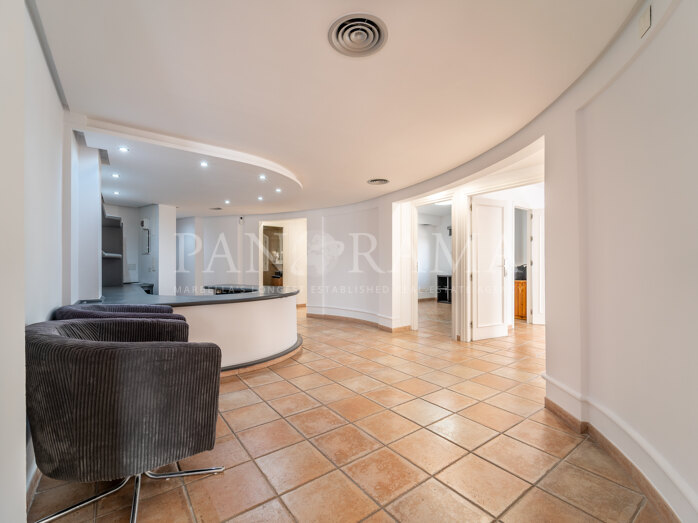 Magnificent office in a prime position within the town centre of San Pedro
