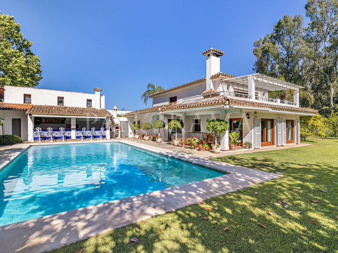 Spacious villa with exceptional renovation potential in Cancelada Beach