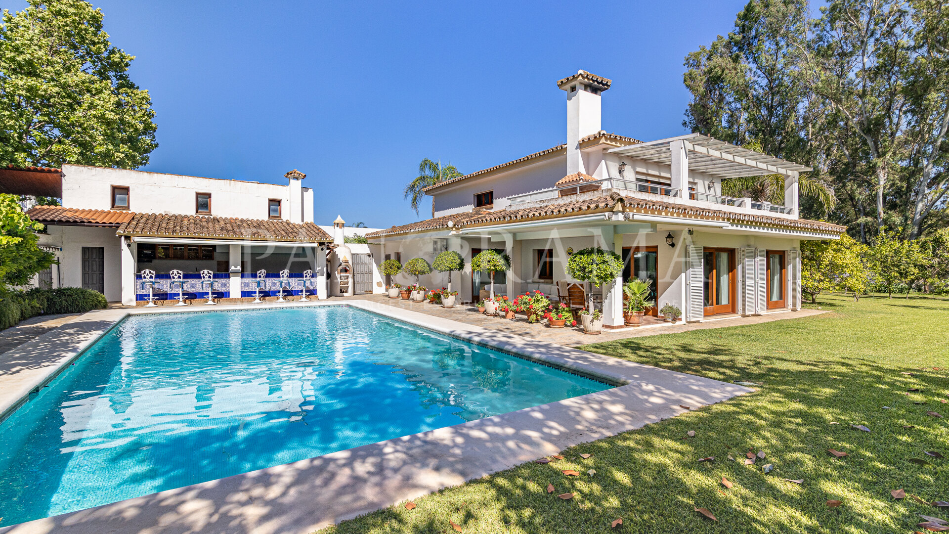 Spacious villa with exceptional renovation potential in Cancelada Beach