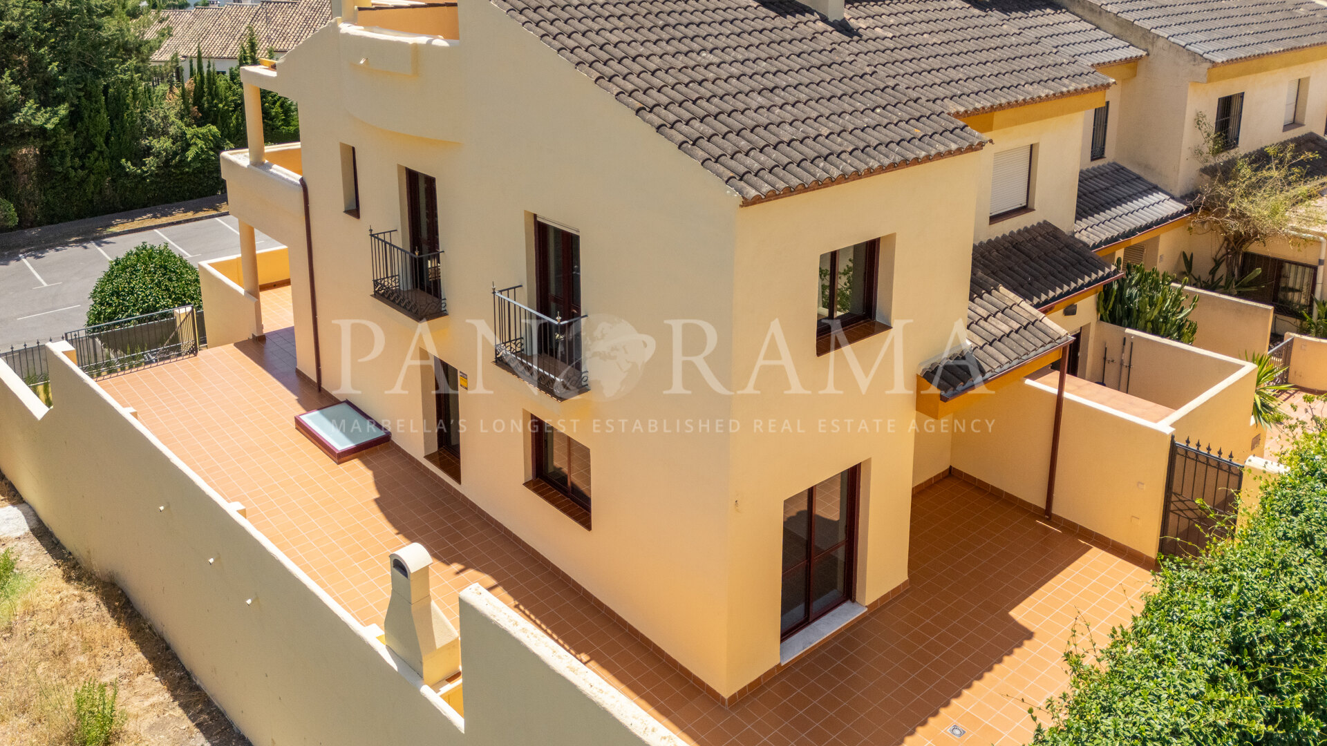 Corner townhouse with panoramic sea views and excellent potential in Corona de Nagüeles