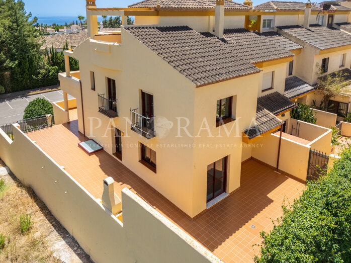Corner townhouse with panoramic sea views and excellent potential in Corona de Nagüeles