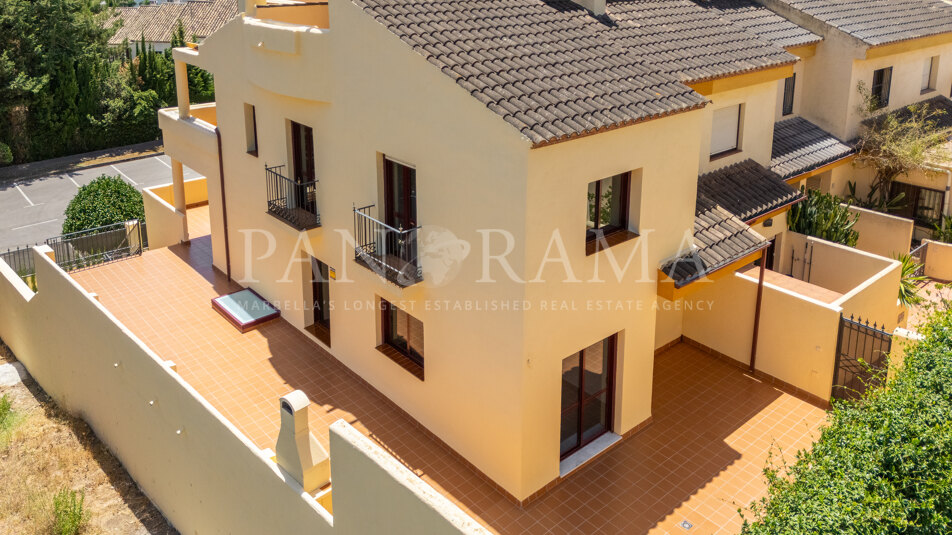 Corner townhouse with panoramic sea views and excellent potential in Corona de Nagüeles