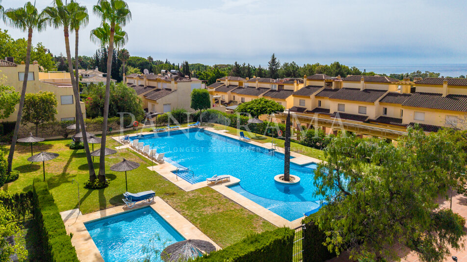 Hoekwoning met panoramisch zeezicht in Corona de Nagüeles, Marbella Golden Mile