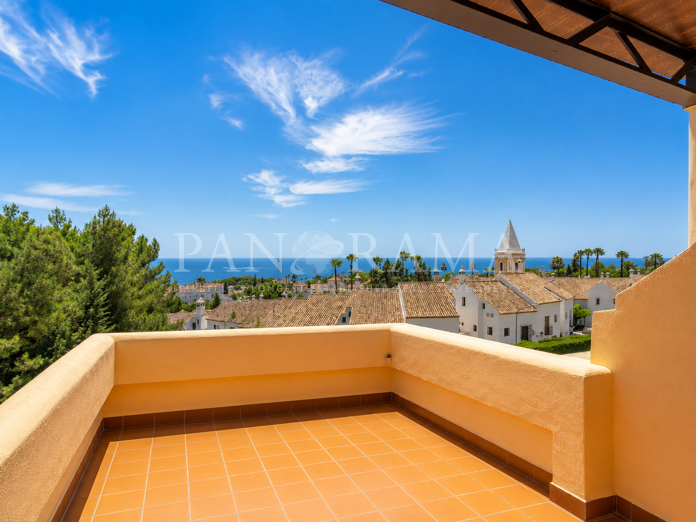 Corner townhouse with panoramic sea views and excellent potential in Corona de Nagüeles
