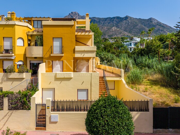 Hoekwoning met panoramisch zeezicht in Corona de Nagüeles, Marbella Golden Mile
