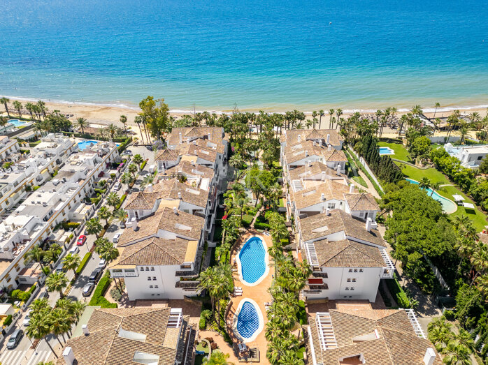 Stylish and bright penthouse in the prestigious Las Cañas beach community on the Golden Mile