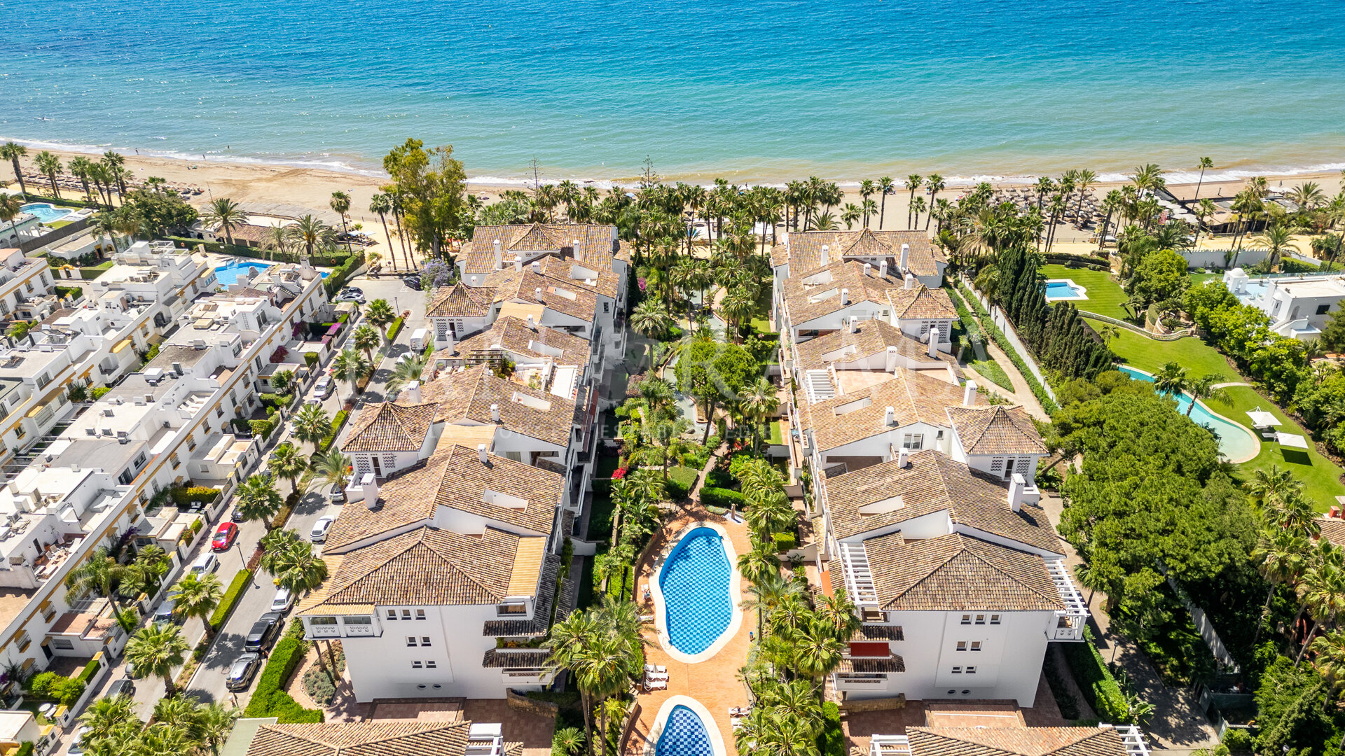Stylish and bright penthouse in the prestigious Las Cañas beach community on the Golden Mile