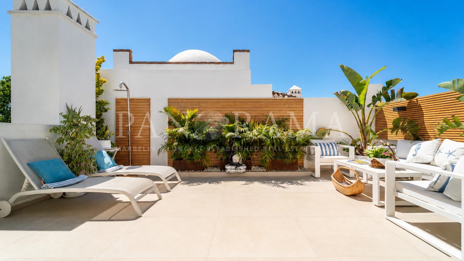 Stylish and bright penthouse in the prestigious Las Cañas beach community on the Golden Mile