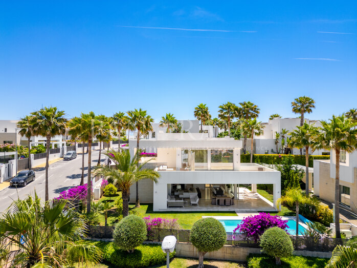 Superb, contemporary villa with sea and mountain views in La Finca de Marbella