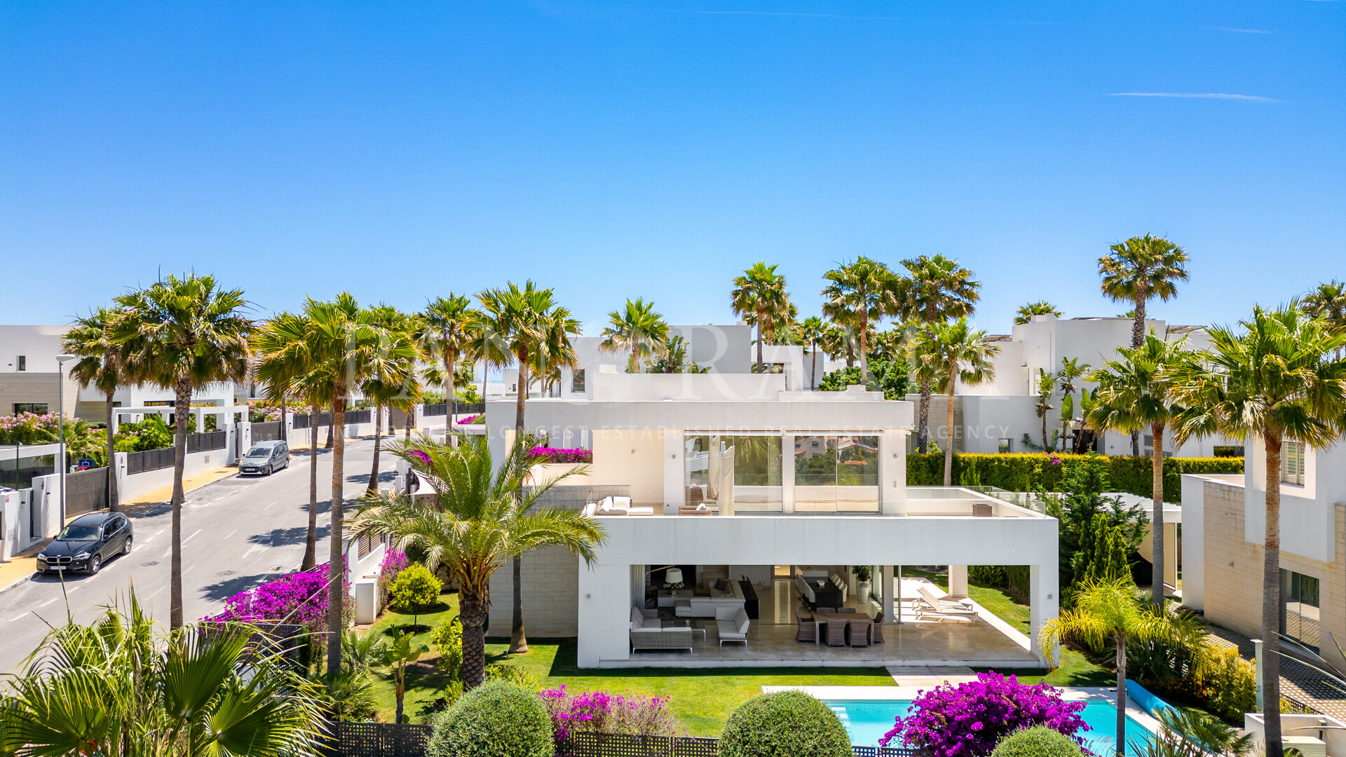 Superb, contemporary villa with sea and mountain views in La Finca de Marbella