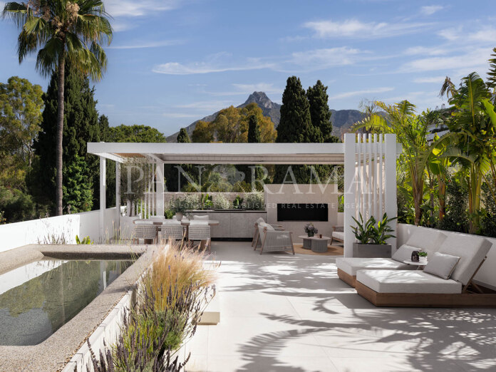 Beautifully renovated contemporary duplex penthouse with rooftop terrace in Kings Hills