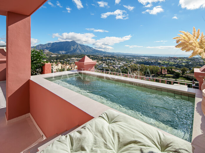 Duplex with a private terrace with plunge pool and panoramic mountain, golf and sea views in Monte Halcones