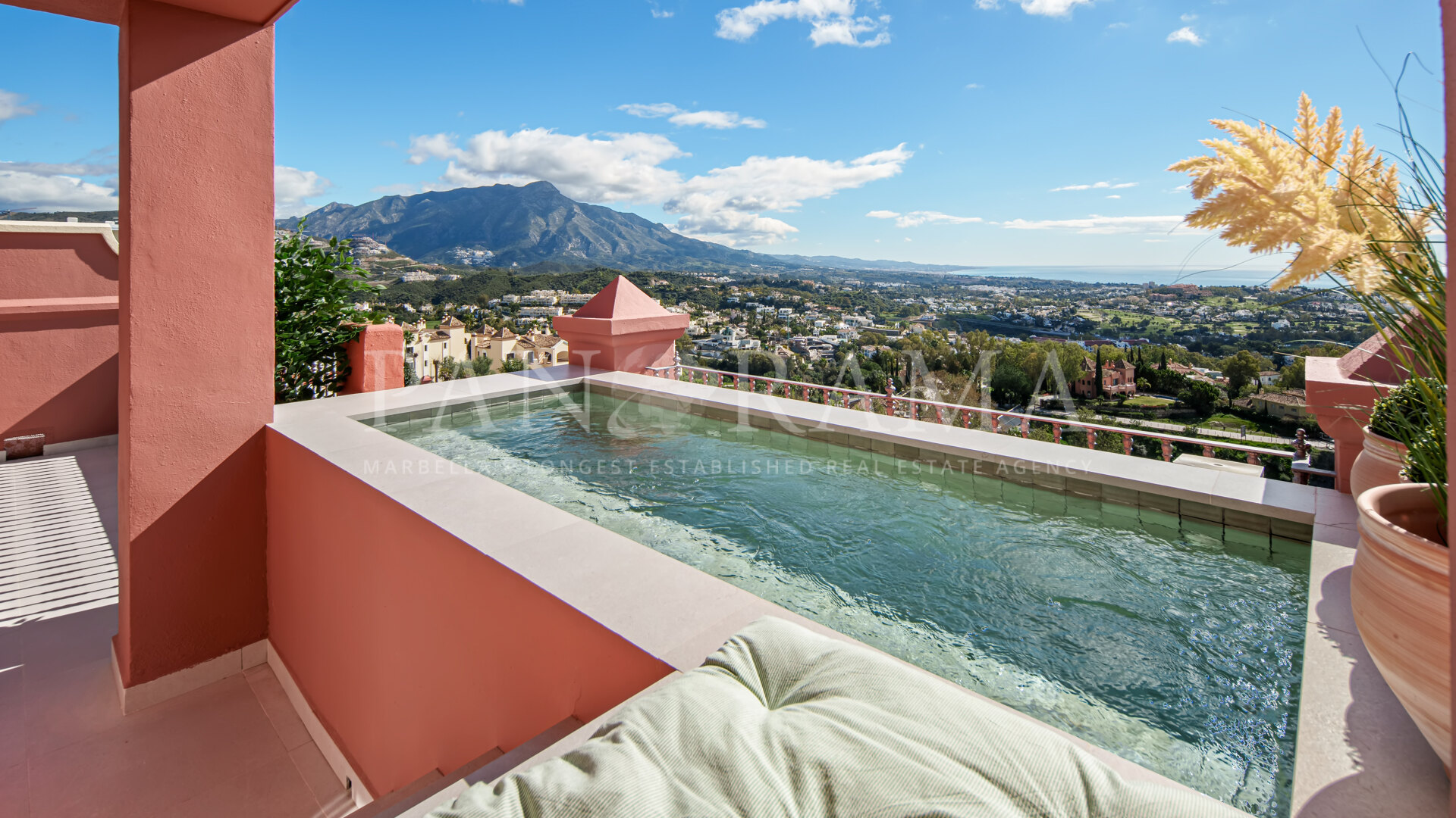 Duplex with a private terrace with plunge pool and panoramic mountain, golf and sea views in Monte Halcones