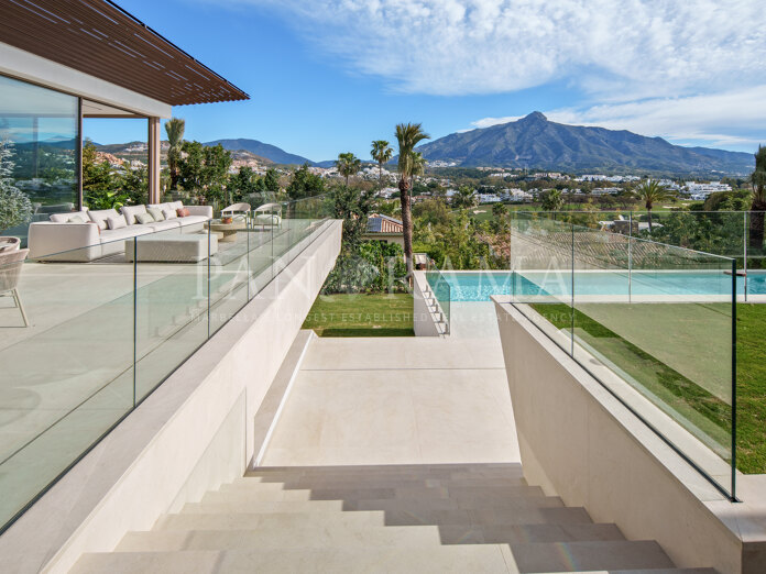 Indrukwekkende moderne villa in de golfvallei van Nueva Andalucía