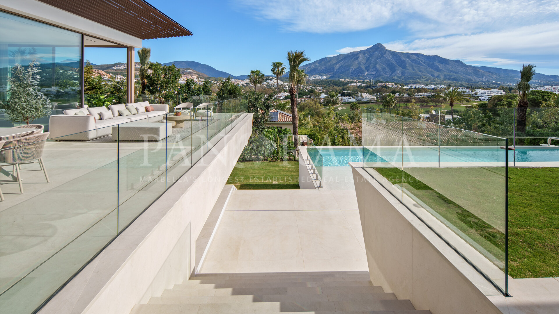 Stunning modern villa in the golf valley of Nueva Andalucía