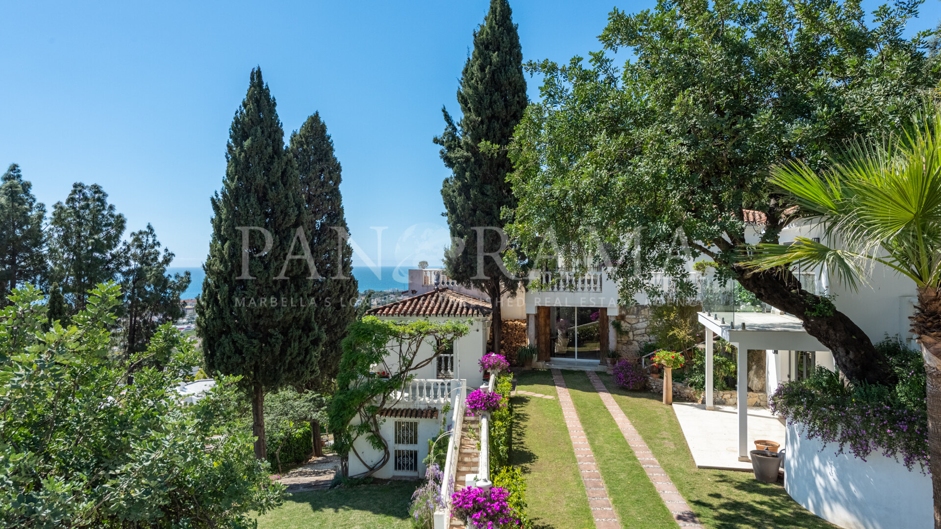 Villa with beautiful views, a peaceful natural setting and excellent potential, just minutes from all amenities in La Montua